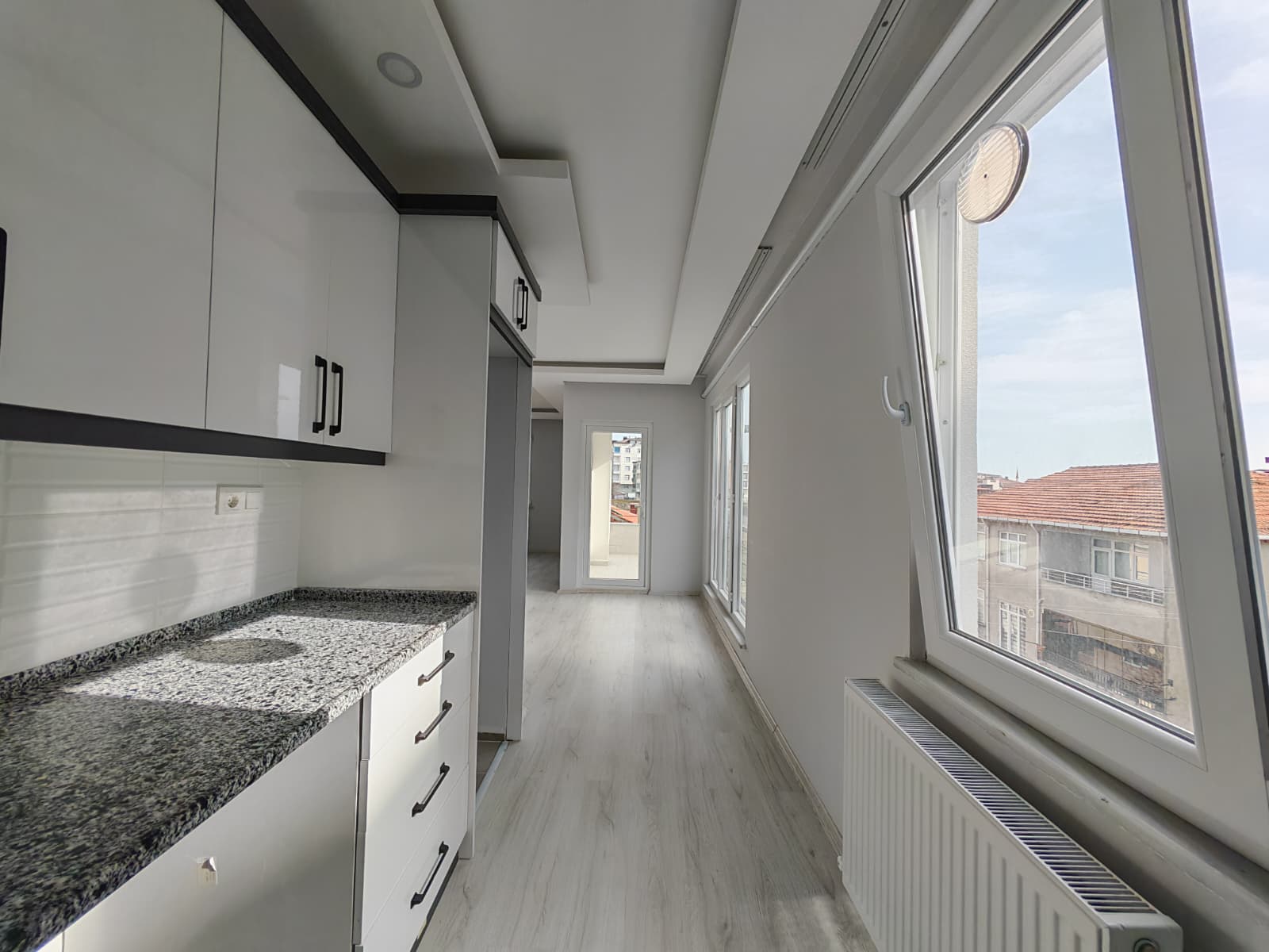 SARAÇLIDA AYRI MUTFAKLI 2 YIILIK ÇİFT BALKONLU 3+1